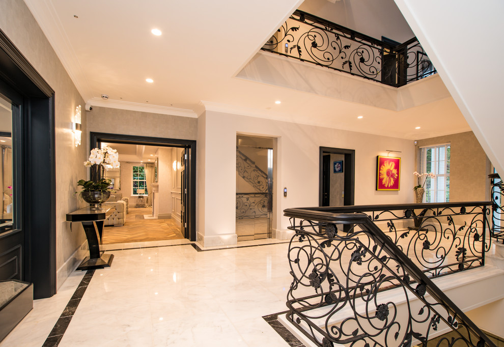 Esempio di un ampio ingresso o corridoio design con pavimento in marmo e pavimento bianco