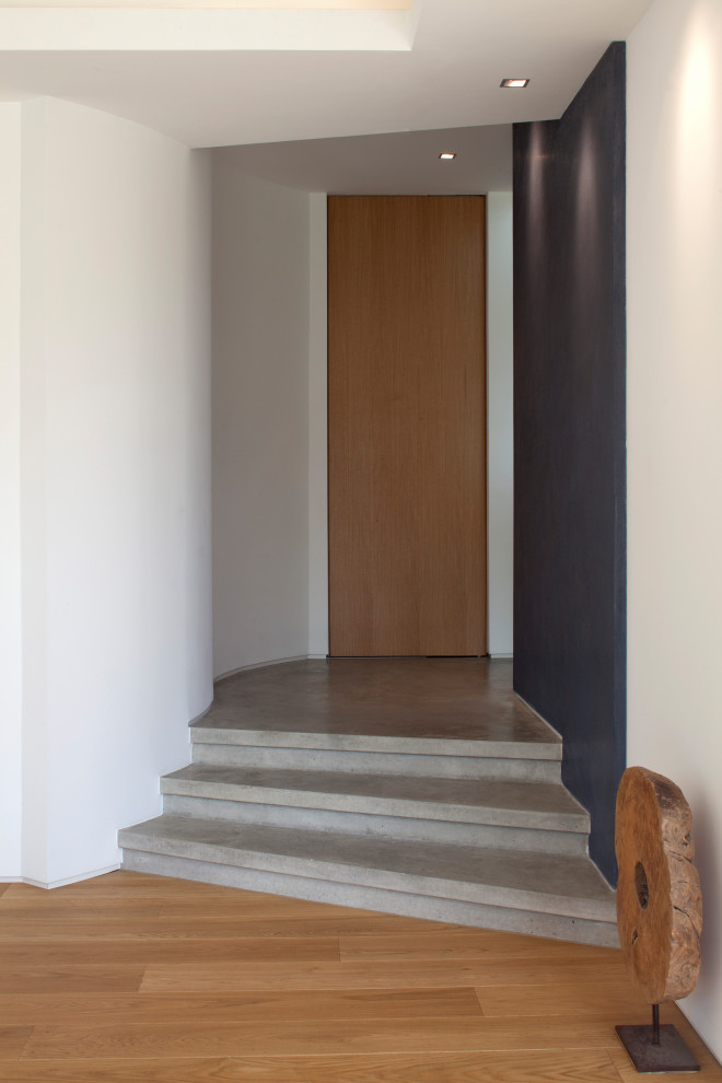 Идея дизайна: коридор в современном стиле с белыми стенами, паркетным полом среднего тона, коричневым полом и сводчатым потолком
