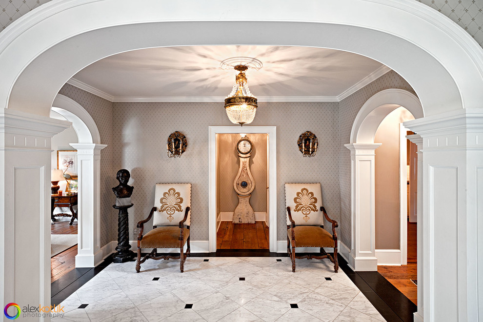Inspiration pour un couloir traditionnel avec un mur marron et un sol en carrelage de céramique.