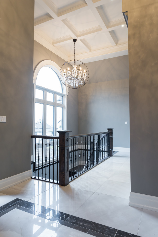 Пример оригинального дизайна: коридор среднего размера в современном стиле с коричневыми стенами, мраморным полом и белым полом