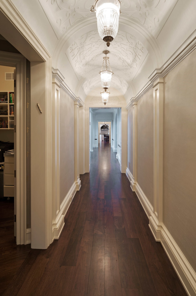Idee per un grande ingresso o corridoio classico con pareti beige, parquet scuro e pavimento marrone