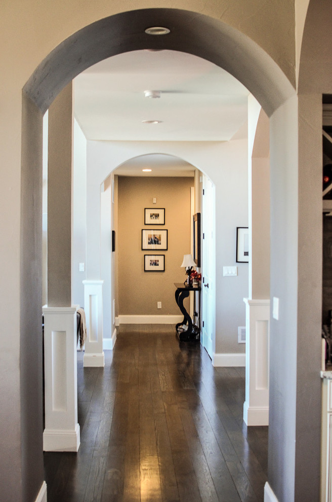 Идея дизайна: коридор среднего размера в стиле неоклассика (современная классика) с серыми стенами, темным паркетным полом и коричневым полом