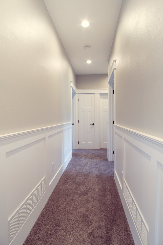 Пример оригинального дизайна: коридор среднего размера в классическом стиле с белыми стенами и ковровым покрытием