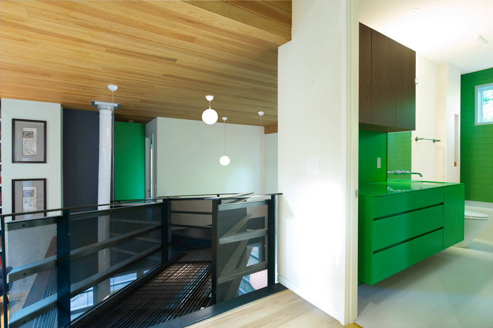 Стильный дизайн: коридор среднего размера в современном стиле с белыми стенами, светлым паркетным полом, коричневым полом и сводчатым потолком - последний тренд