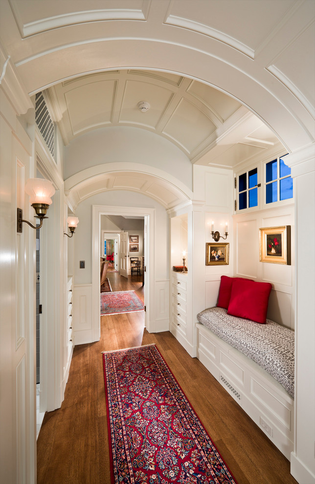 Diseño de recibidores y pasillos tradicionales con paredes blancas y suelo de madera en tonos medios