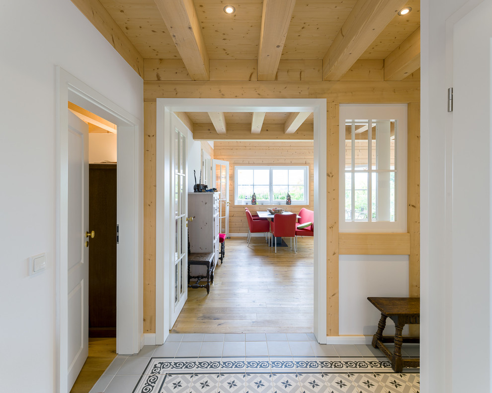 Пример оригинального дизайна: коридор среднего размера в стиле кантри с белыми стенами, полом из керамической плитки и серым полом