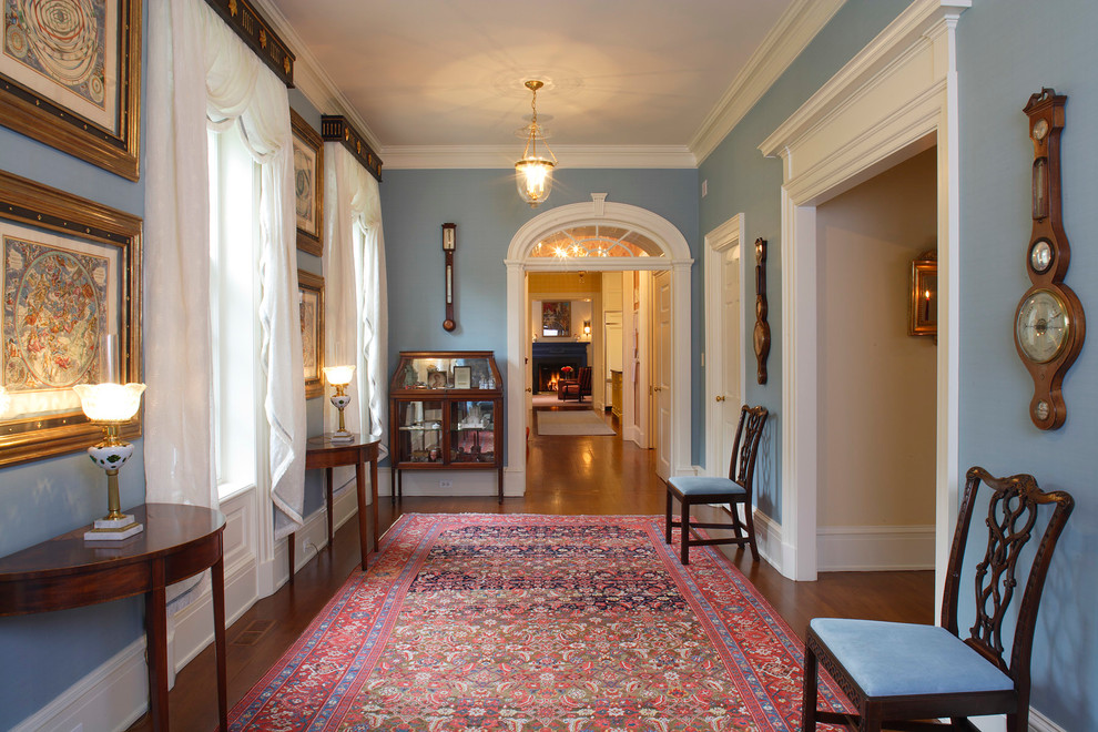 Пример оригинального дизайна: коридор в классическом стиле с синими стенами