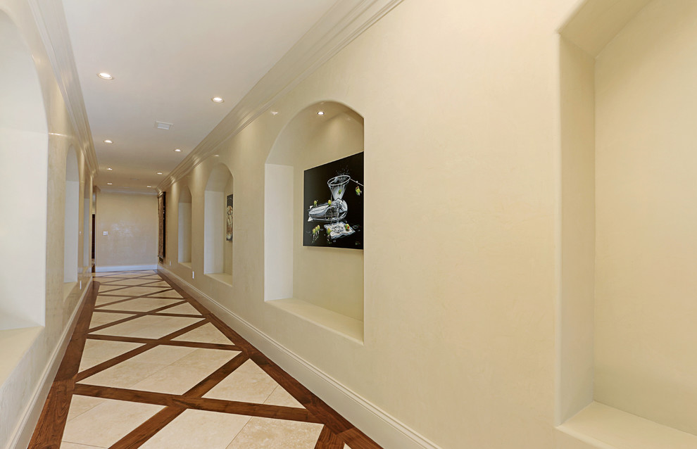 Ejemplo de recibidores y pasillos tradicionales grandes con paredes beige y suelo de madera clara