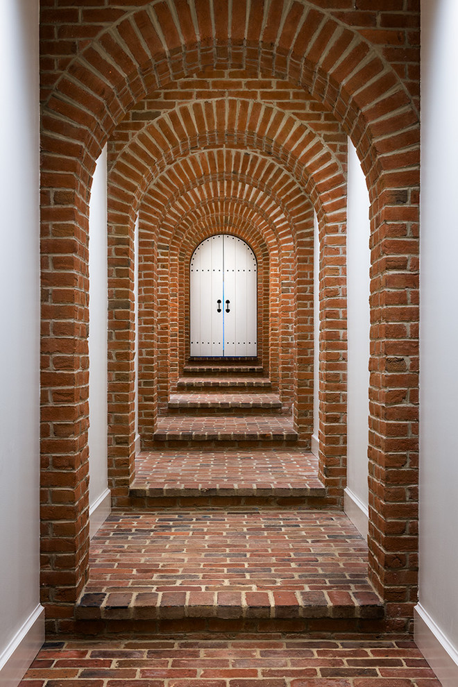 Ispirazione per un ingresso o corridoio classico con pavimento in mattoni