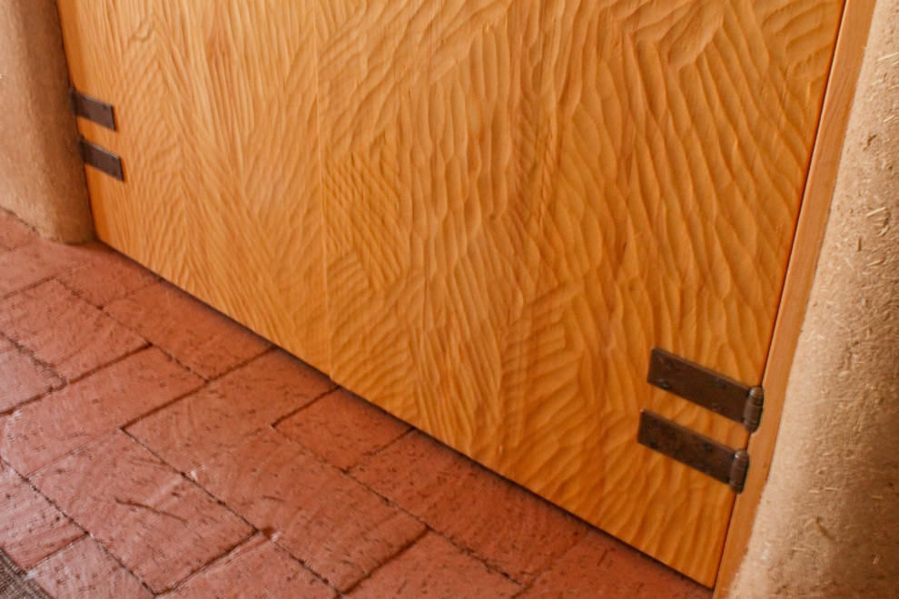 Стильный дизайн: коридор среднего размера в стиле фьюжн с коричневыми стенами, кирпичным полом и красным полом - последний тренд