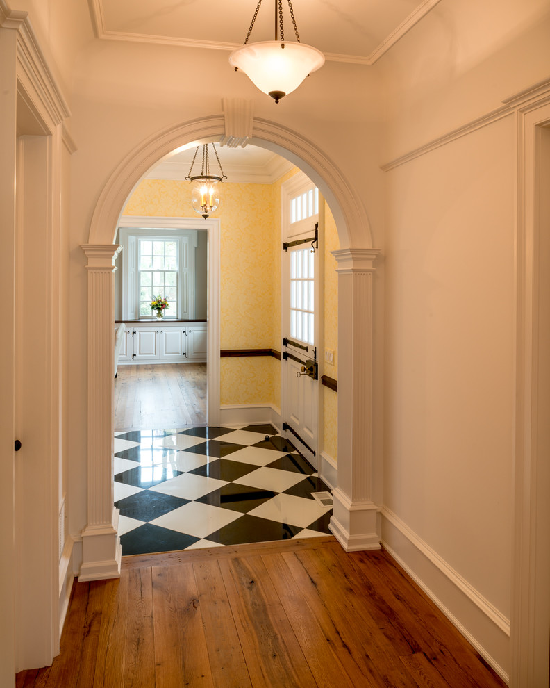 Klassischer Flur mit beiger Wandfarbe und braunem Holzboden in Philadelphia
