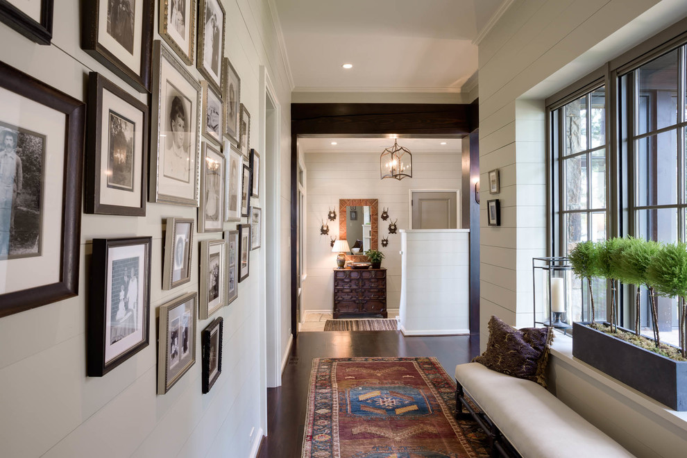 シャーロットにある高級な中くらいなトランジショナルスタイルのおしゃれな廊下 (白い壁、濃色無垢フローリング、茶色い床) の写真