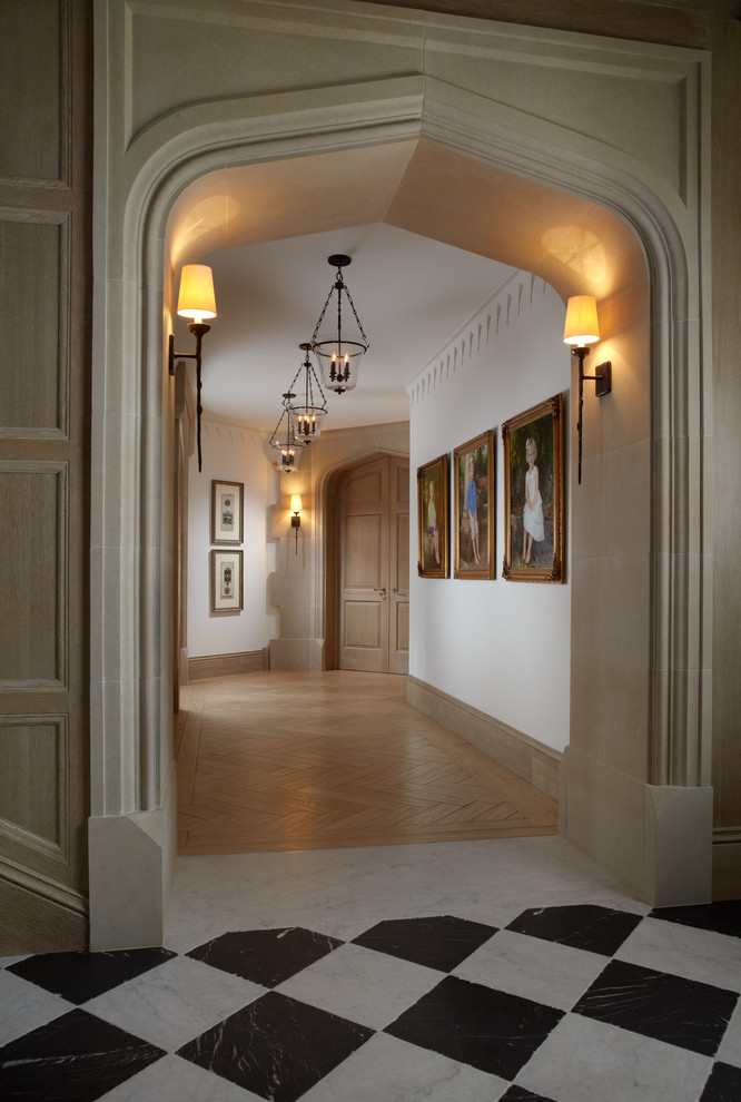 Idee per un ingresso o corridoio tradizionale con pareti bianche e pavimento in legno massello medio