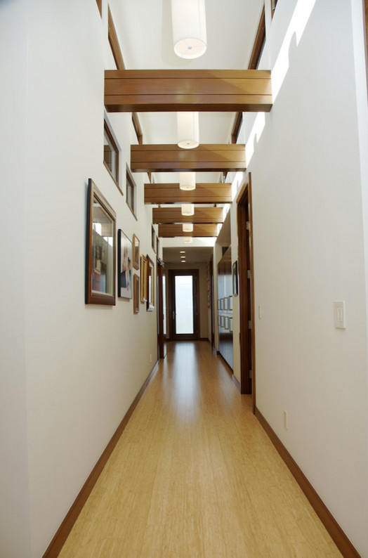 Идея дизайна: коридор в стиле модернизм с белыми стенами и полом из бамбука