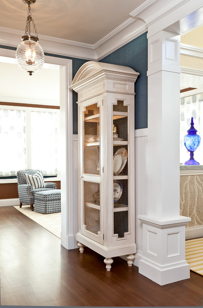Источник вдохновения для домашнего уюта: коридор среднего размера в классическом стиле с синими стенами, темным паркетным полом и коричневым полом