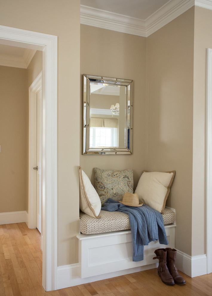 Aménagement d'un couloir classique avec un mur beige et parquet clair.