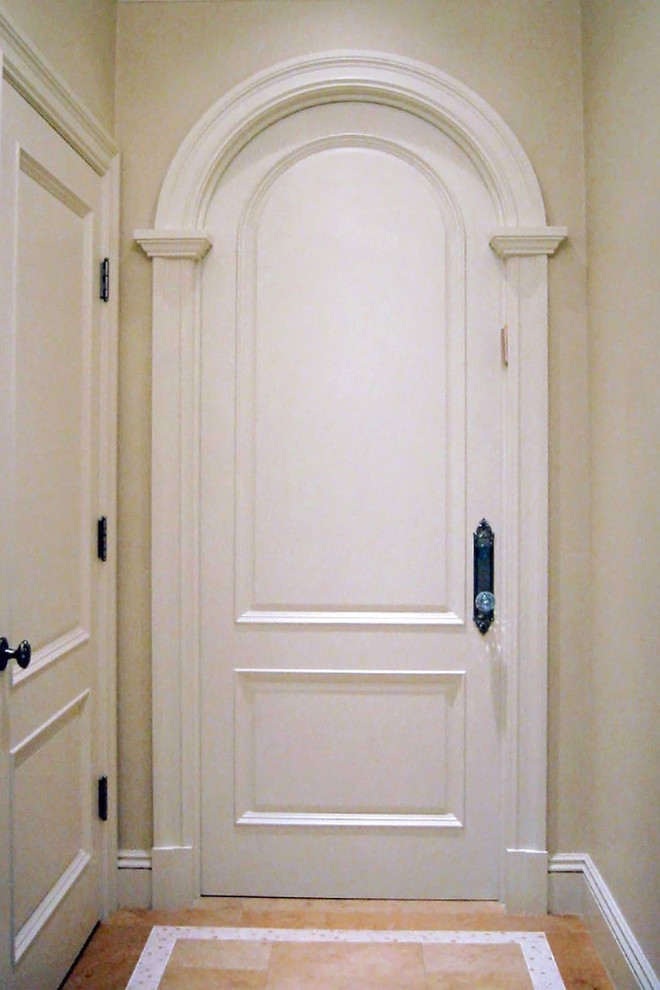 Идея дизайна: коридор среднего размера в классическом стиле с бежевыми стенами, полом из известняка и бежевым полом