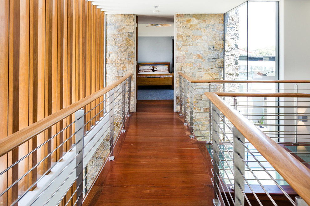 Modelo de recibidores y pasillos exóticos con paredes blancas y suelo de madera en tonos medios