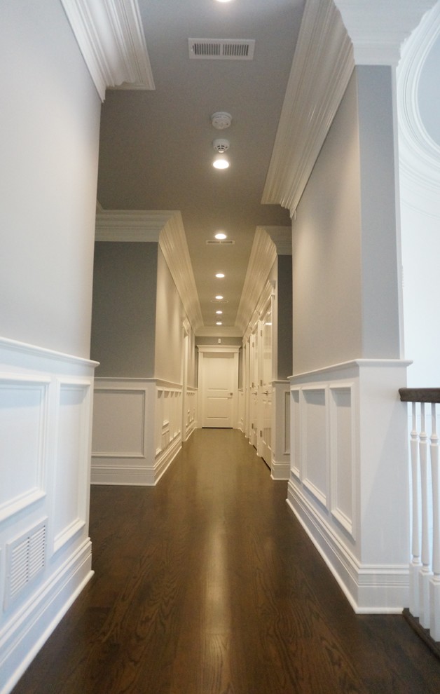 Idées déco pour un couloir classique de taille moyenne avec un mur gris et parquet foncé.