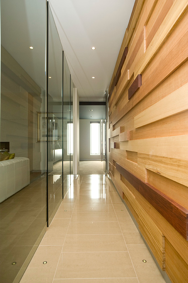 Ispirazione per un ingresso o corridoio minimal con pareti marroni e pavimento beige