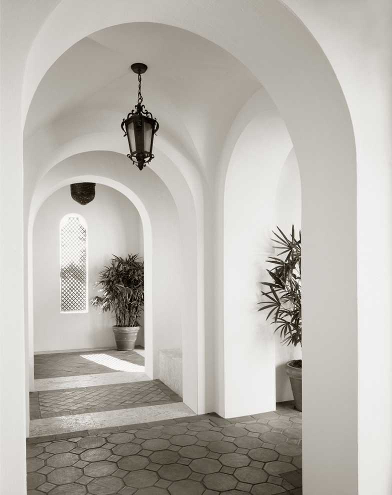 マイアミにある地中海スタイルのおしゃれな廊下の写真