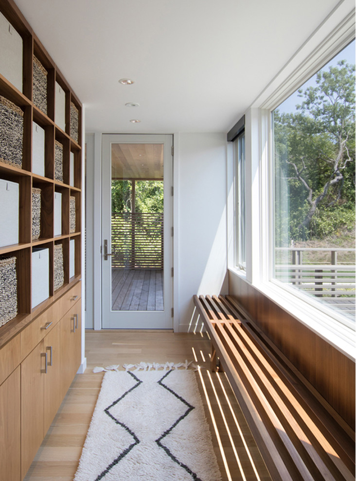 Idéer för att renovera en minimalistisk hall, med vita väggar, ljust trägolv och beiget golv