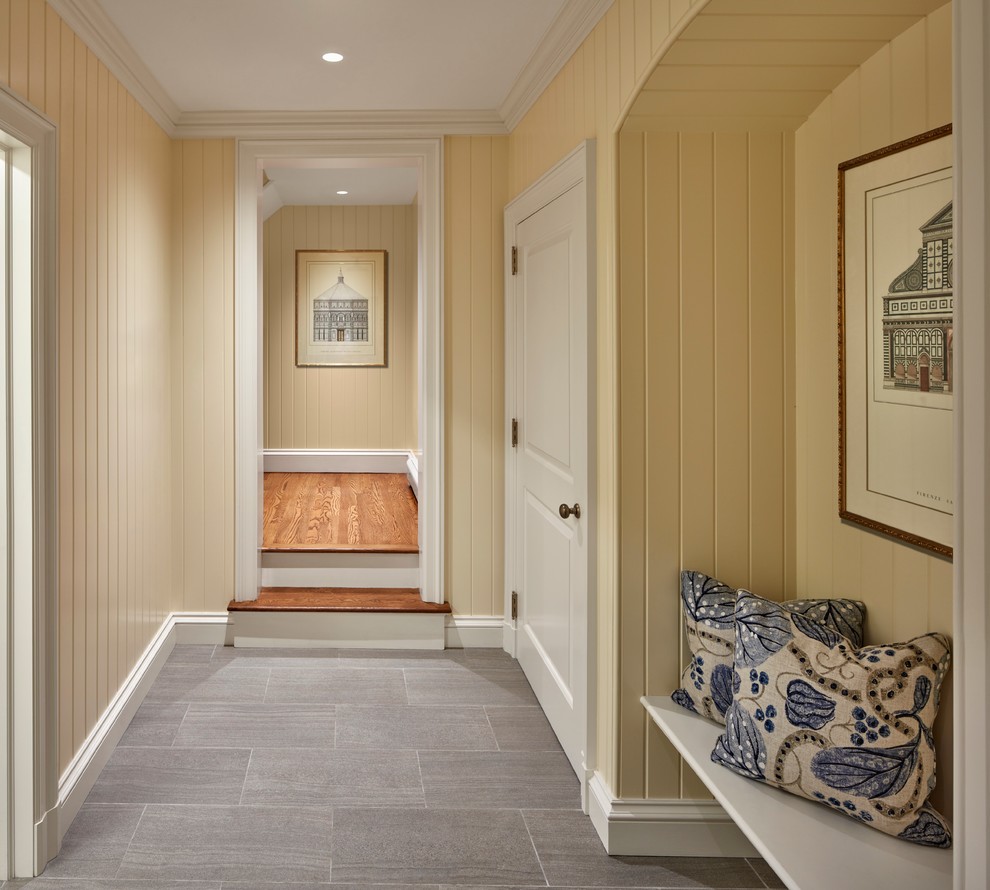 Ispirazione per un ingresso o corridoio chic di medie dimensioni con pareti gialle, pavimento con piastrelle in ceramica e pavimento grigio