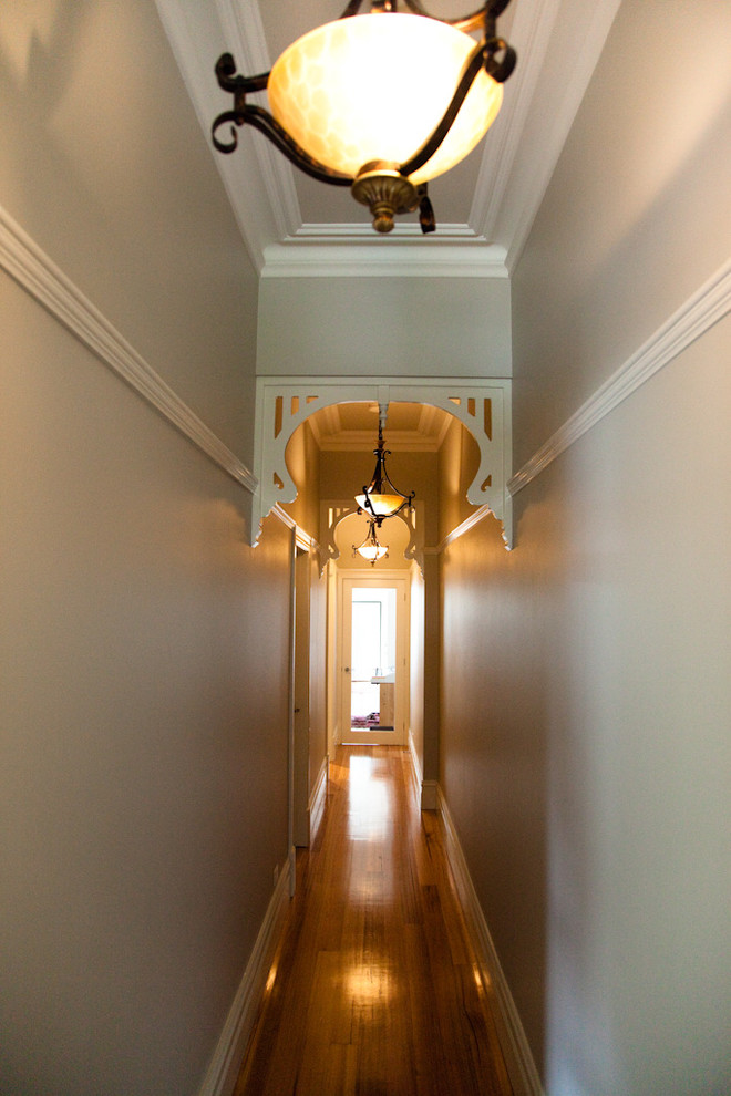 メルボルンにあるヴィクトリアン調のおしゃれな廊下の写真