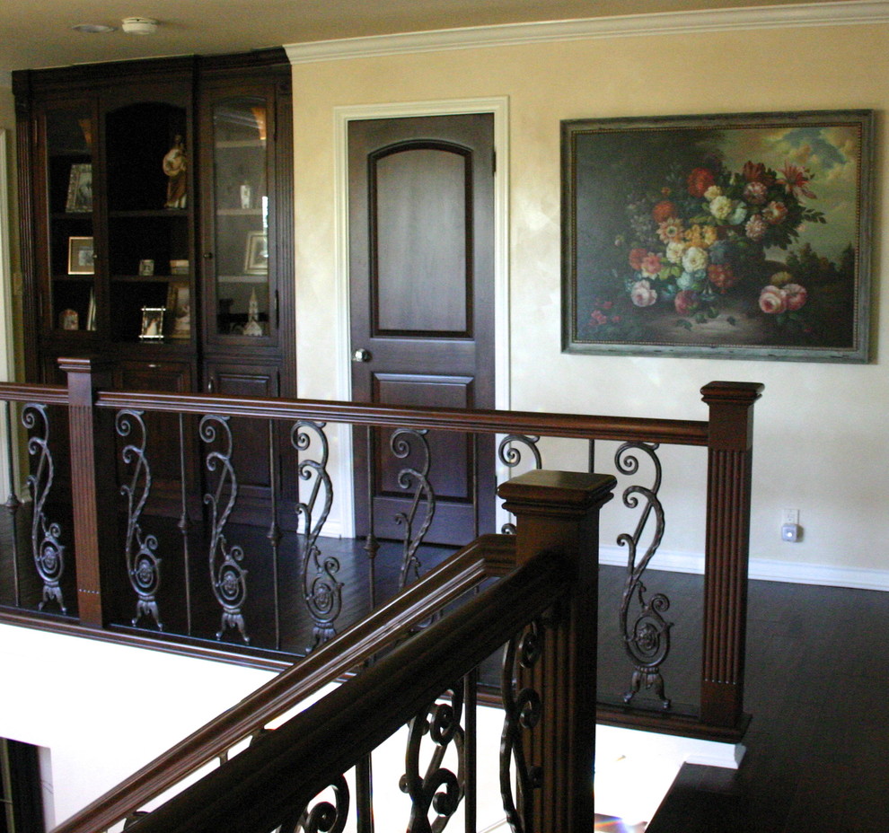 Example of a transitional hallway design in Los Angeles