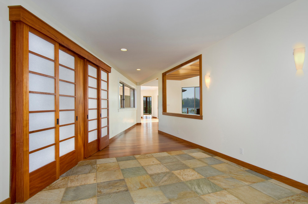 Esempio di un grande ingresso o corridoio stile marino con pareti bianche, pavimento in pietra calcarea e pavimento multicolore