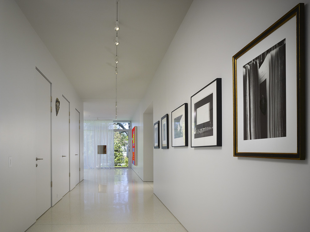 Свежая идея для дизайна: коридор: освещение в современном стиле с белыми стенами и белым полом - отличное фото интерьера