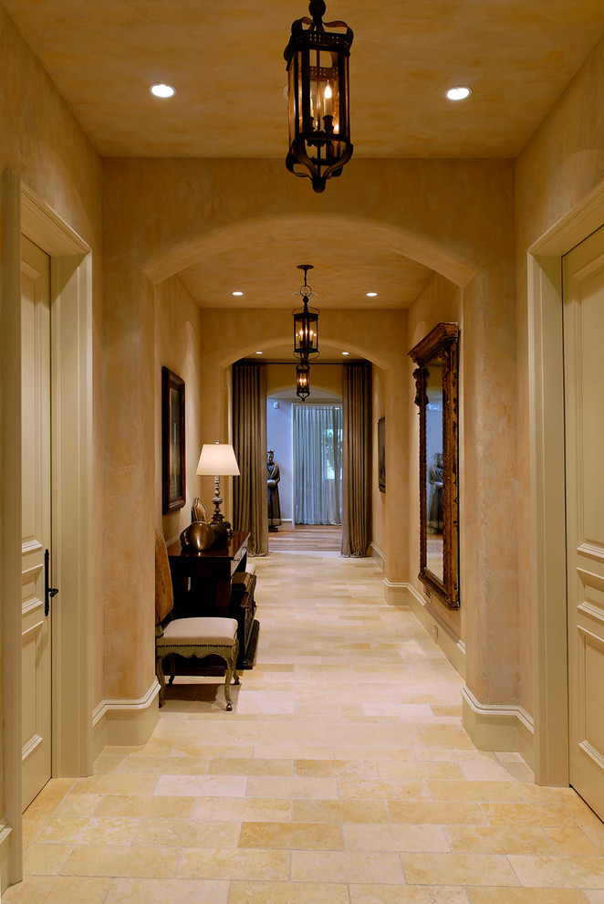 На фото: большой коридор в классическом стиле с бежевыми стенами с