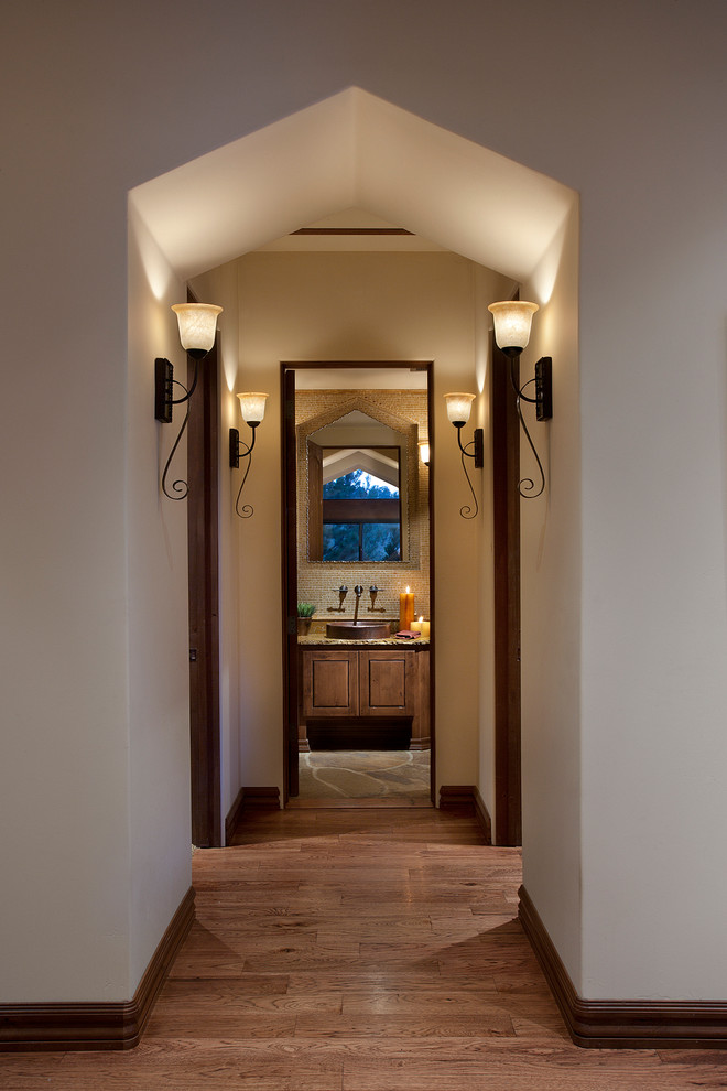 Immagine di un ingresso o corridoio rustico di medie dimensioni con pareti beige e pavimento in legno massello medio