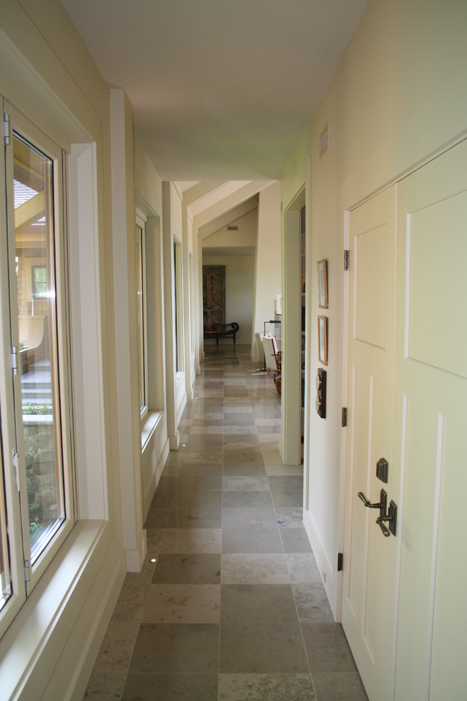 Ispirazione per un ingresso o corridoio chic con pareti bianche e pavimento in gres porcellanato