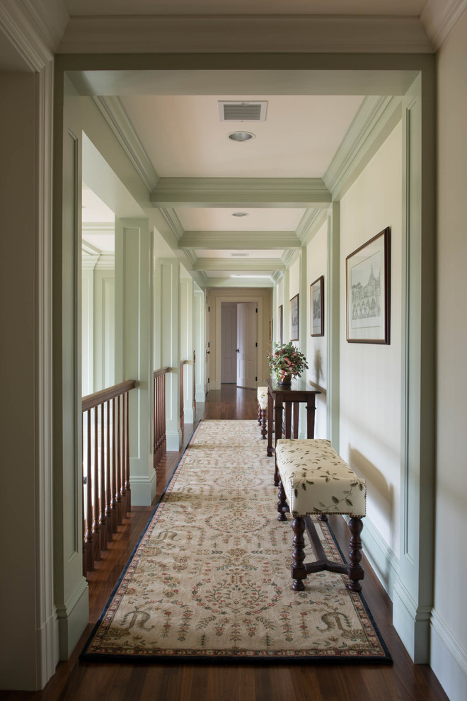 Imagen de recibidores y pasillos de tamaño medio con paredes blancas y suelo de madera en tonos medios