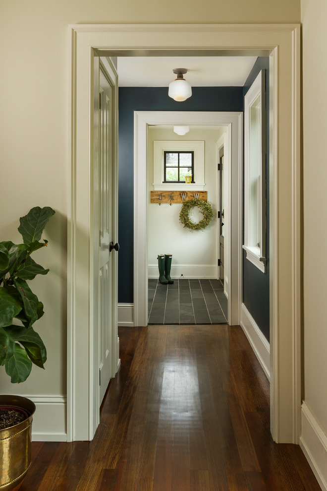 Idee per un piccolo ingresso o corridoio country con pareti blu e pavimento in ardesia