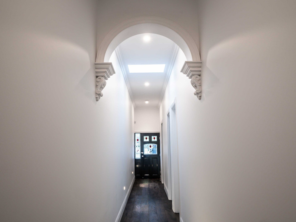 Immagine di un ingresso o corridoio tradizionale di medie dimensioni con parquet scuro