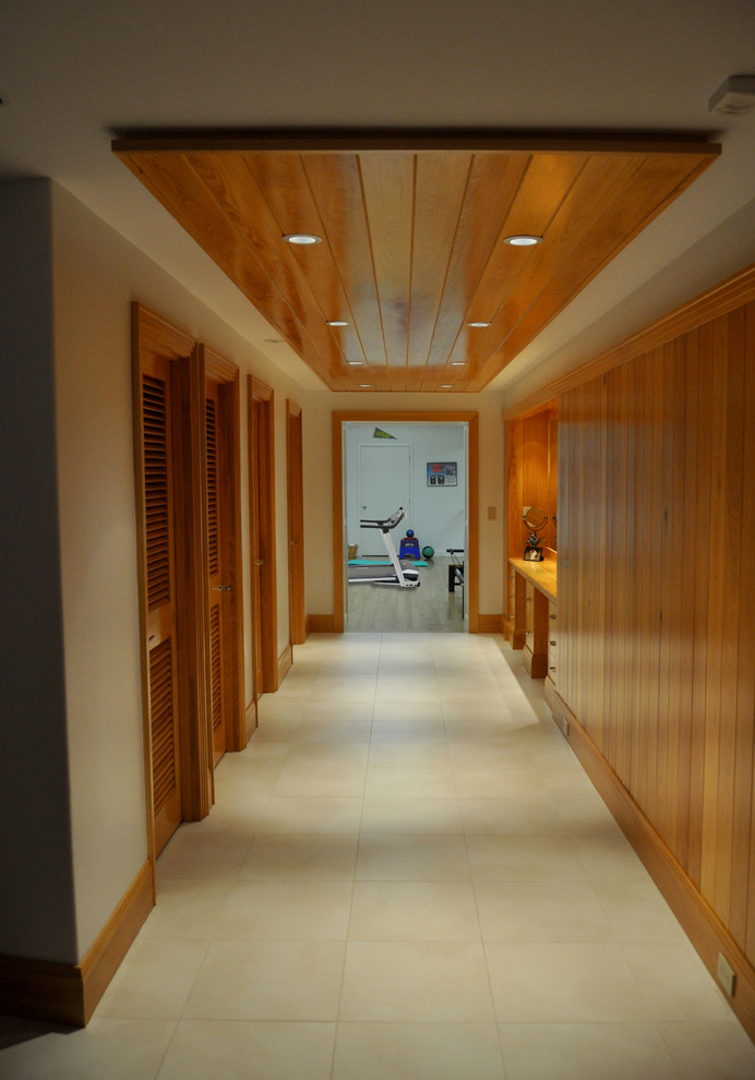 Источник вдохновения для домашнего уюта: большой коридор в современном стиле с коричневыми стенами и полом из керамогранита