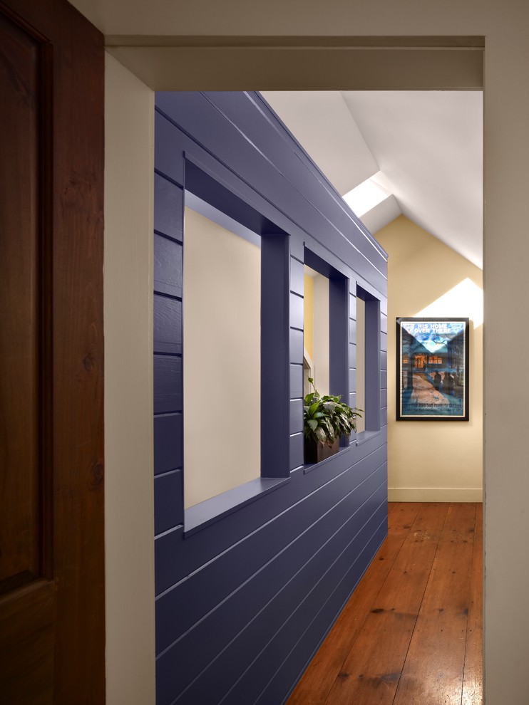 Imagen de recibidores y pasillos eclécticos con paredes beige y suelo de madera en tonos medios