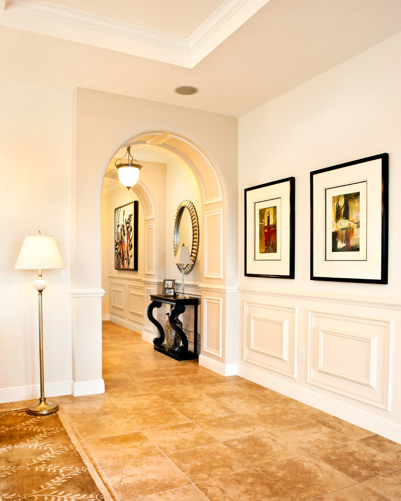 マイアミにある低価格のトラディショナルスタイルのおしゃれな廊下 (白い壁、セラミックタイルの床) の写真