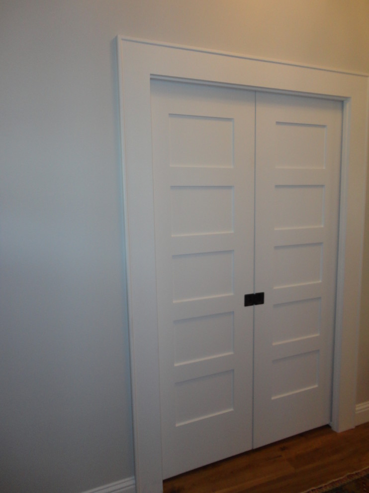 Cette image montre un couloir traditionnel de taille moyenne avec un mur gris et parquet clair.