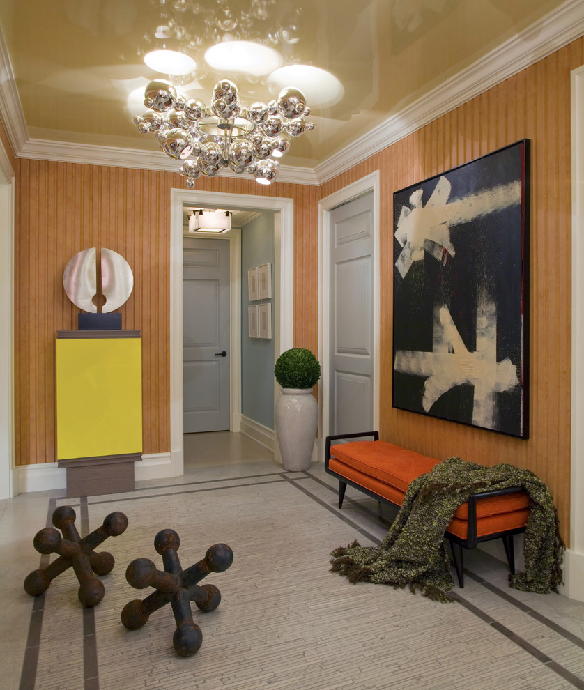 Ispirazione per un ingresso o corridoio chic con pareti arancioni e pavimento grigio