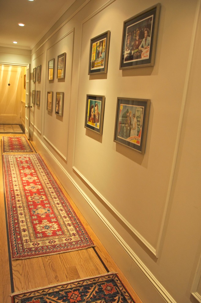 Cette image montre un couloir traditionnel de taille moyenne avec un mur blanc, parquet clair et un sol beige.