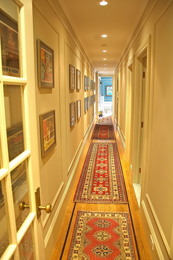 Imagen de recibidores y pasillos tradicionales pequeños con paredes blancas, suelo de madera clara y suelo beige