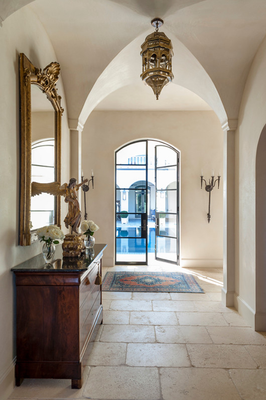 Источник вдохновения для домашнего уюта: большой коридор в средиземноморском стиле с бежевыми стенами и полом из керамической плитки