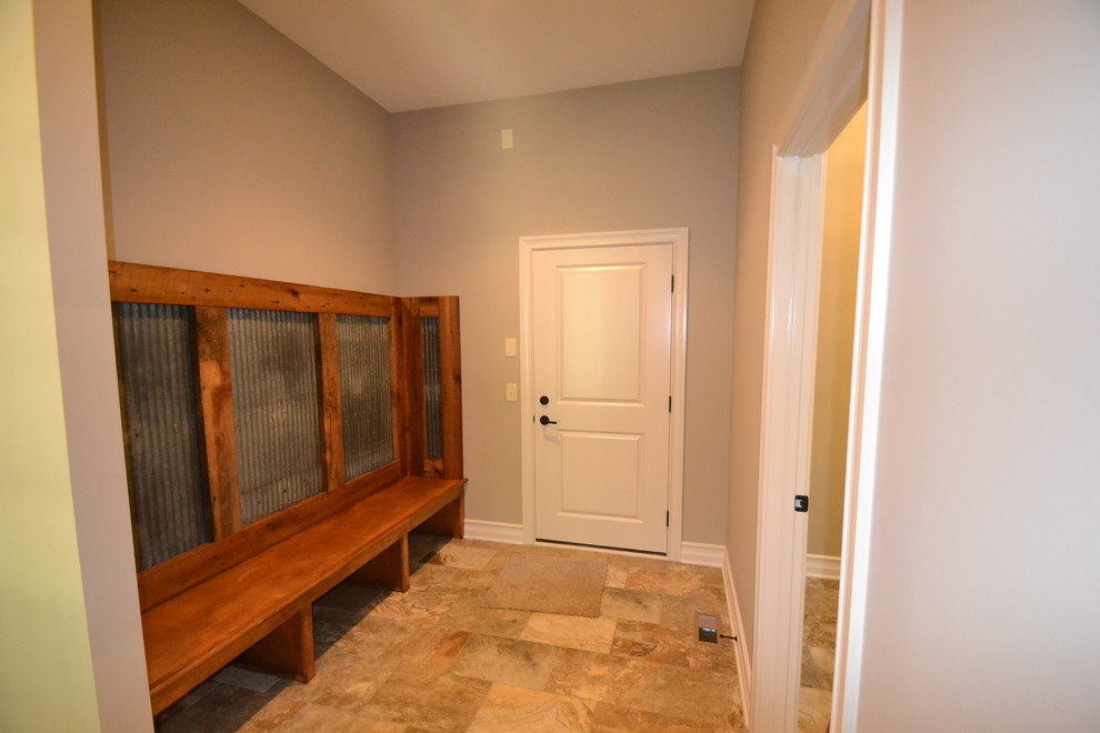 Источник вдохновения для домашнего уюта: большой коридор в стиле рустика с серыми стенами и полом из керамогранита