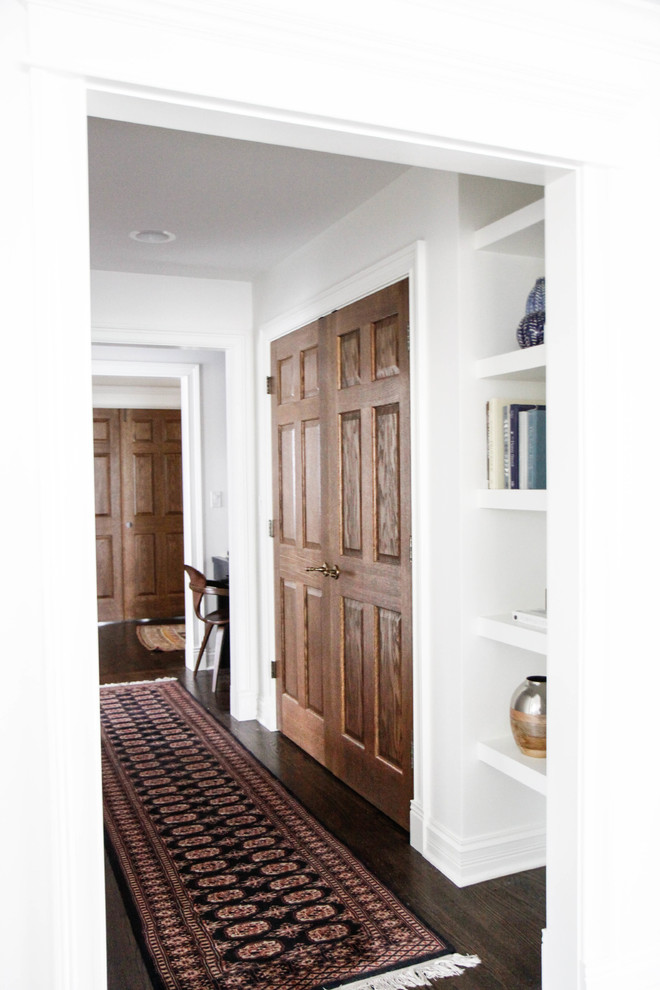 Источник вдохновения для домашнего уюта: коридор среднего размера в стиле кантри с белыми стенами и темным паркетным полом