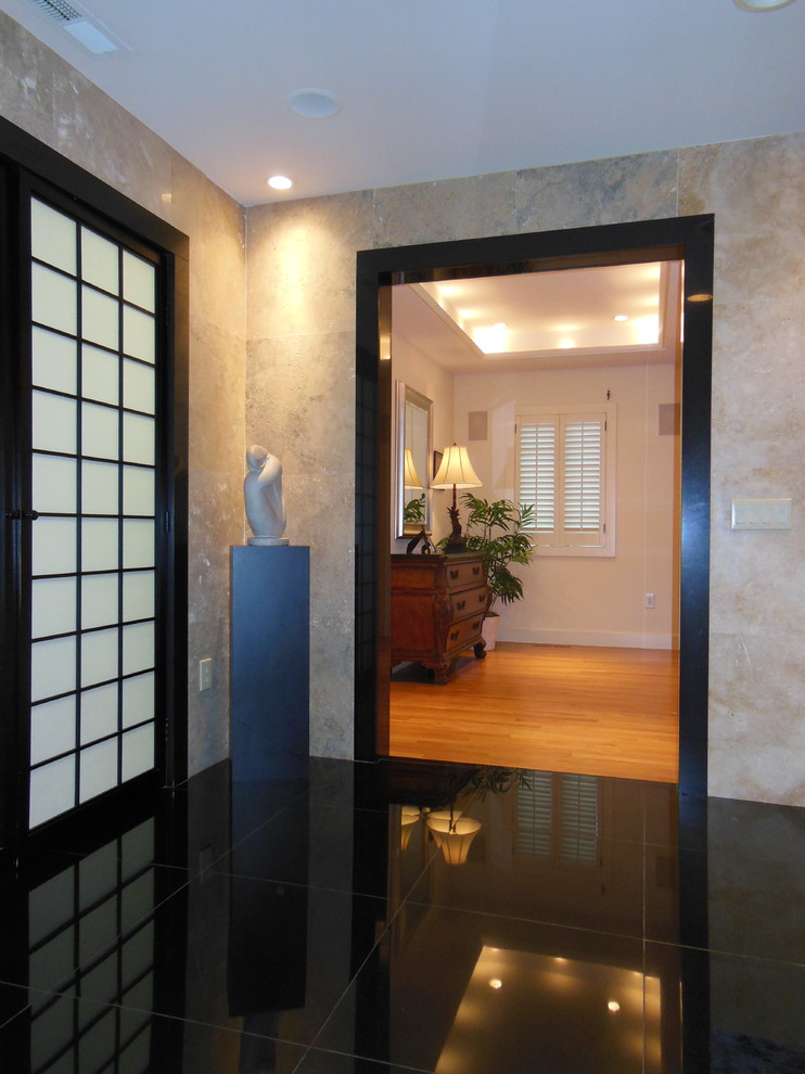 Idee per un ingresso o corridoio minimalista con pavimento nero