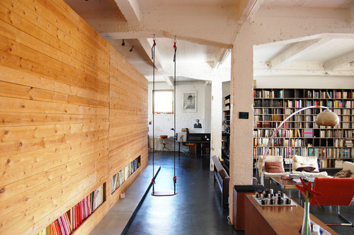 Houzzツアー 倉庫をリノベーションして 大きな本棚のある快適な自宅兼オフィスに Houzz ハウズ