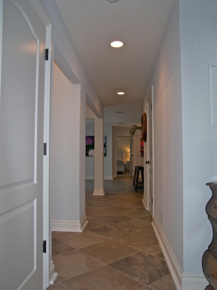 Пример оригинального дизайна: коридор среднего размера в стиле неоклассика (современная классика) с синими стенами и полом из керамогранита